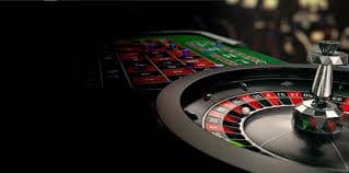 Người chơi tận hưởng slot Nổ hũ trên điện thoại di động